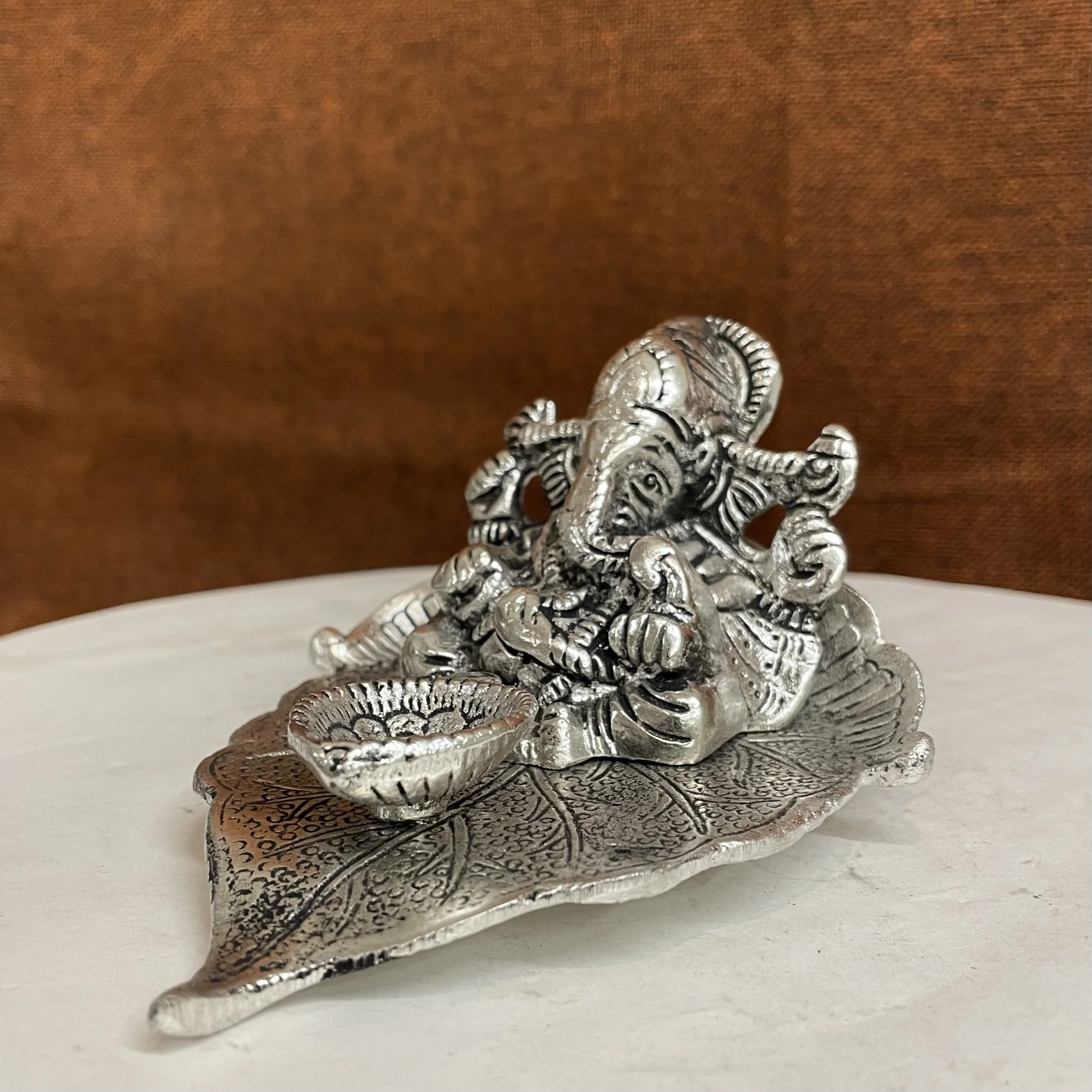 Новое поступление ручная работа Посеребренная металлическая форма листа Ganesha Diya 4 дюйма для подарка и украшения дома