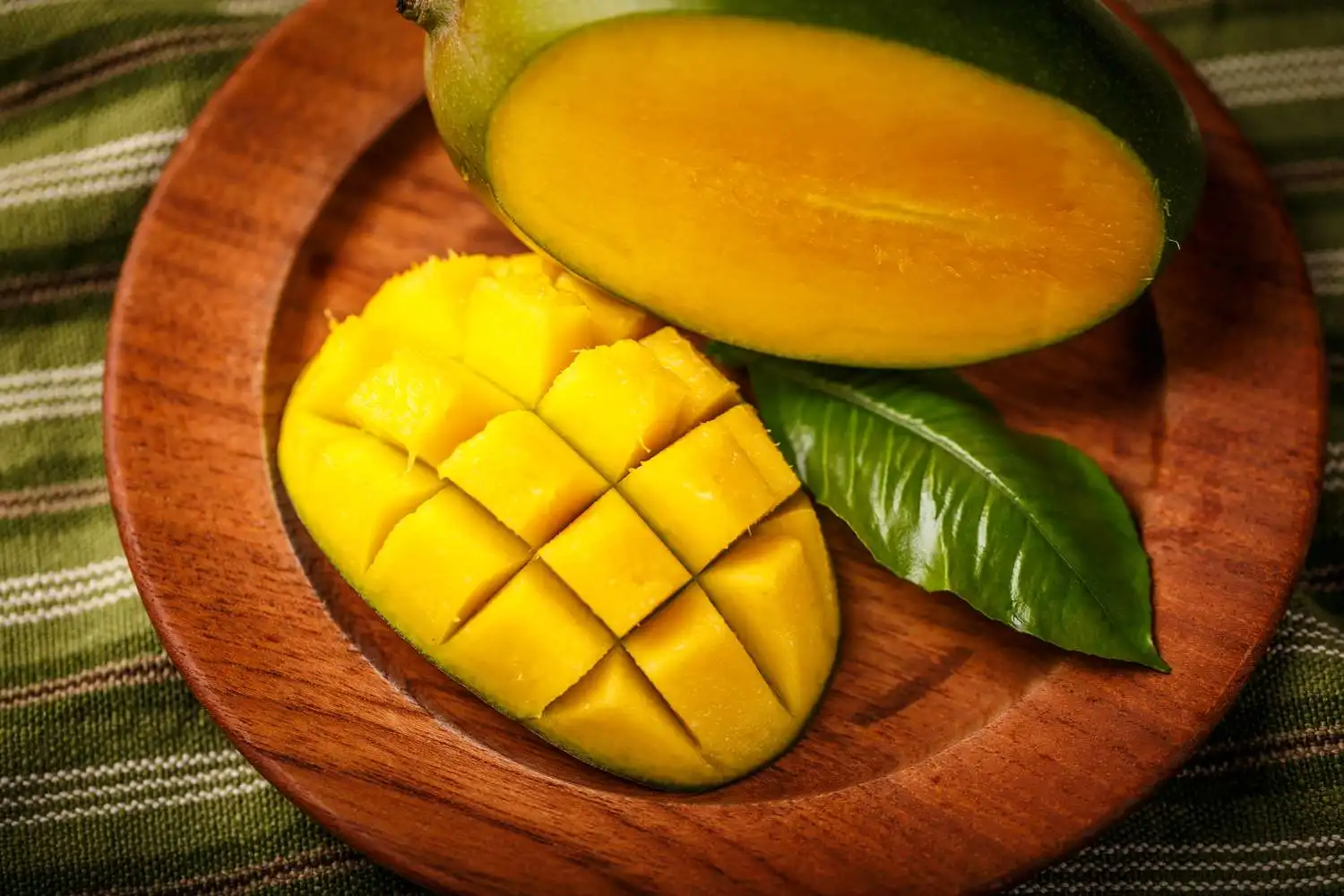 Fresh mango Ripe or young mango Green or yellow organe mango Fresh fruit Tropical fruit Made in Vietnam
