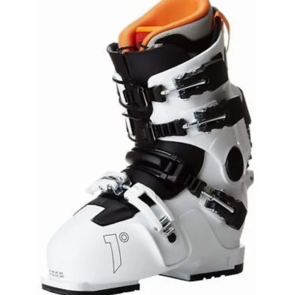 Skiing Shoes Wholesale As Per Customer Demand