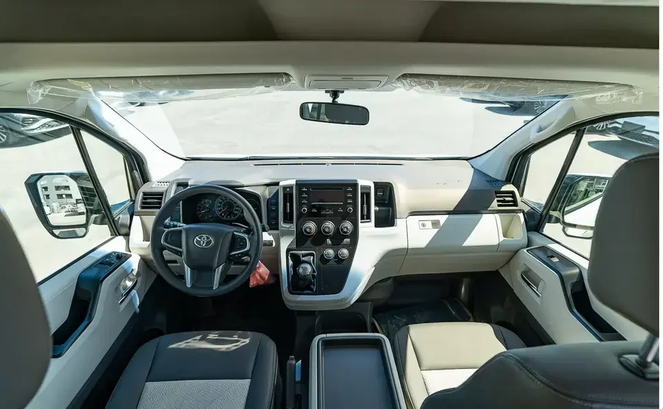 Подержанный мини-автобус 2022 Toyotaa HIACE 16 мест белого цвета-Toyota Hiace Van