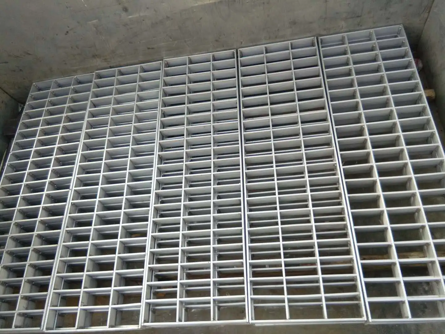 Customized aluminum grating for drain cover drainage channel