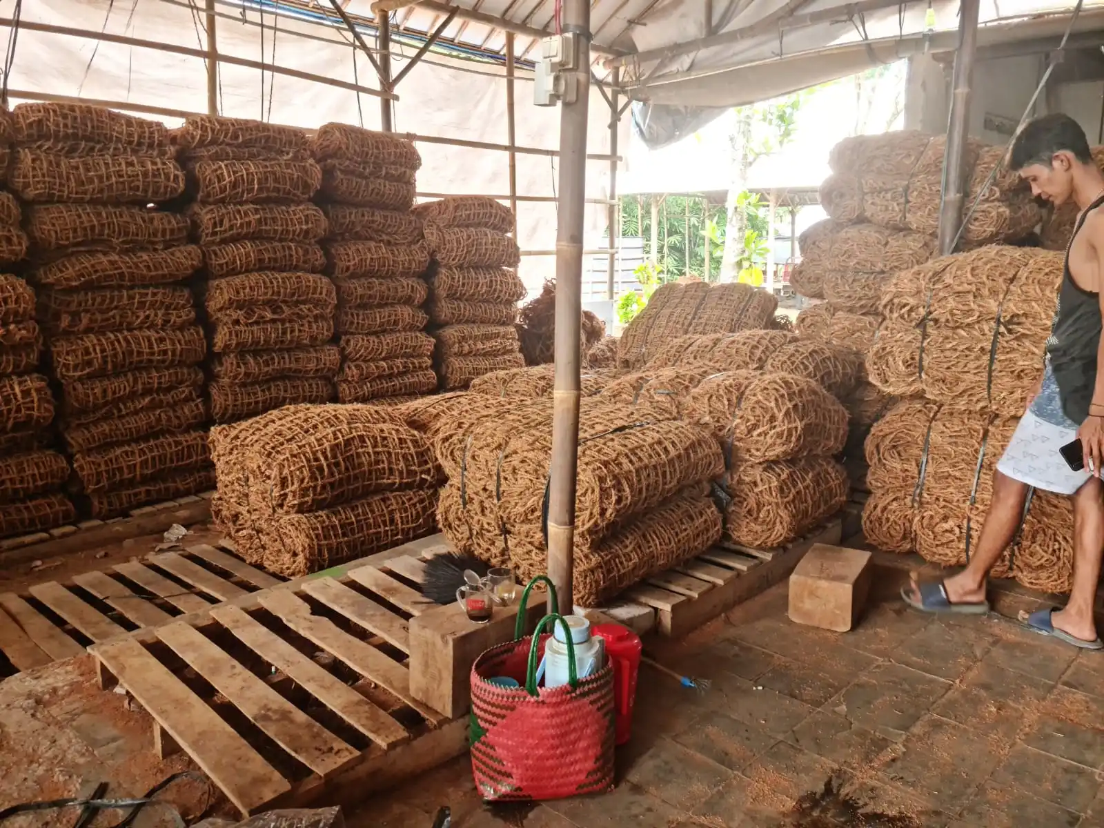 Hot Sale 100% Original Natural Whole SIze High Density Custom Weaving Eco Coco Fibre Dust Pot Vase Coco-Net Cocomat Cocomesh