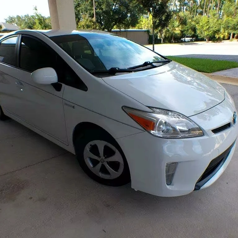 2014 Toyo-ta Pri-us белый