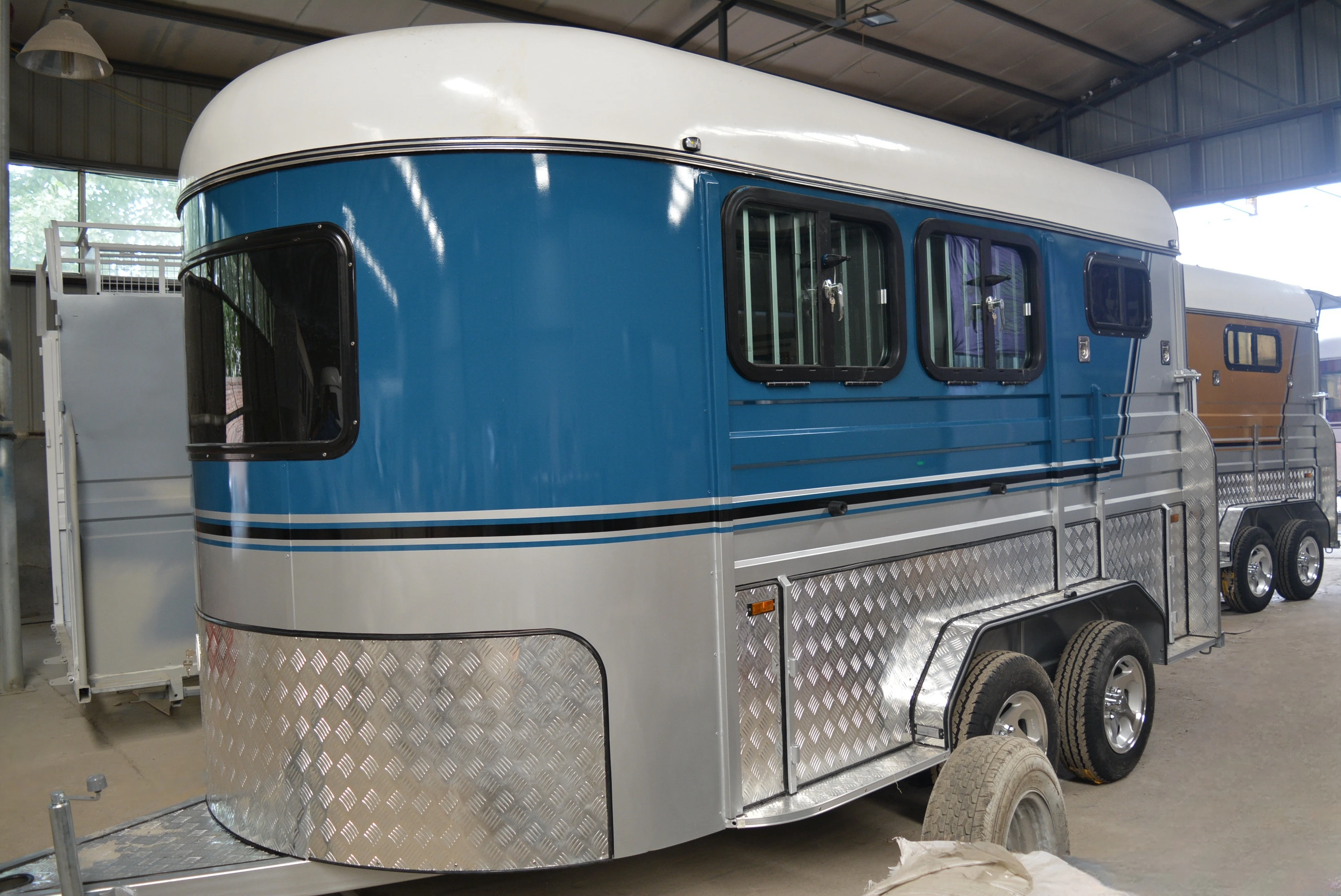 Australia Standard Angle Load 2 Horse Trailer Float With Aluminium Windows Door And Ramp 2HAL-D