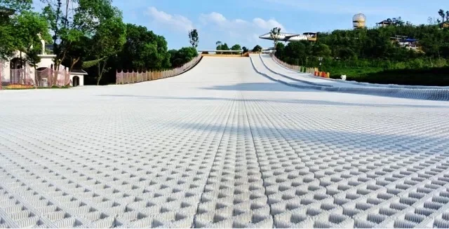 2020 hot selling White 80*20cm Plastic artificial non slip Dry ski slope mat for amusement