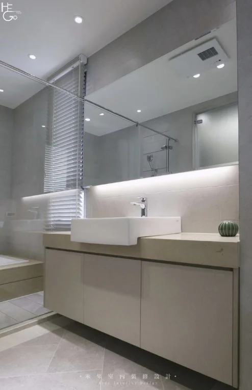 Bathroom cabinets and vanities