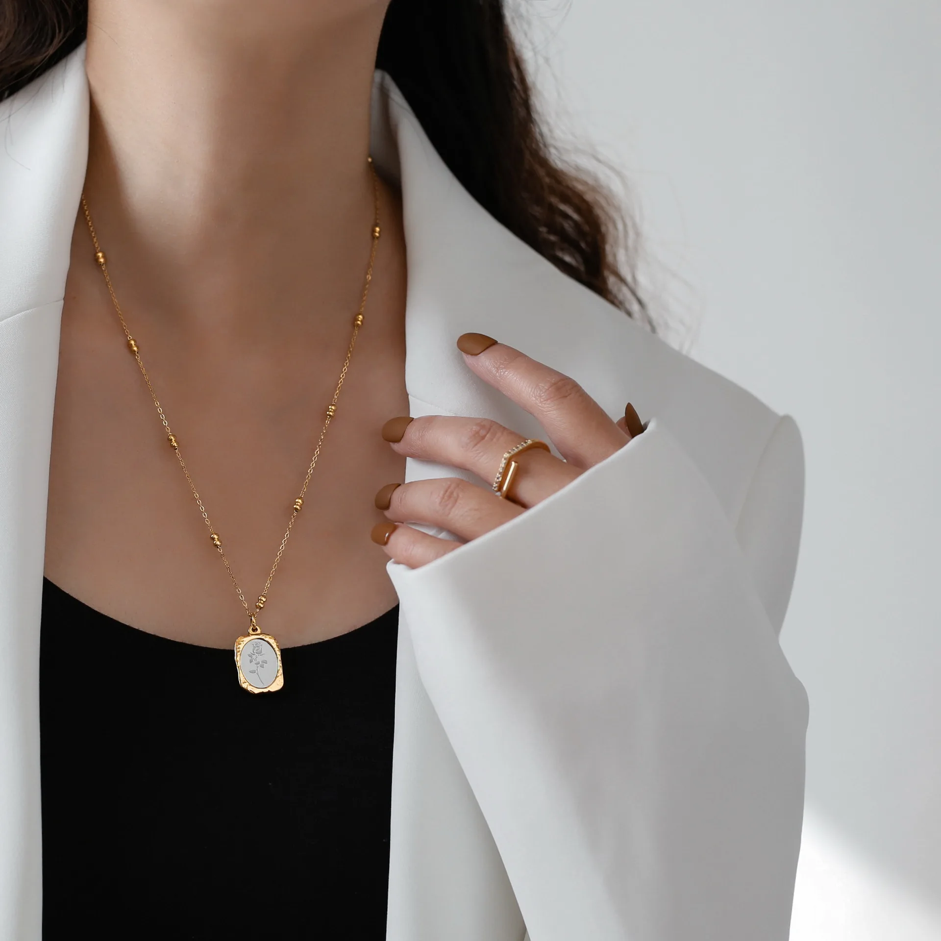 Magic Mirror Design Stainless Steel Pendant Necklace Waterdrop Embossed Rose Flower Pendant Statement Necklace