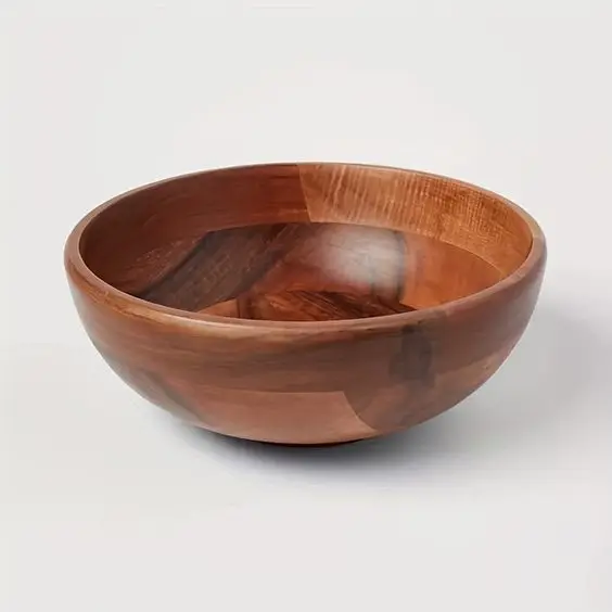 Wooden salad bowls with unique grain patterns Hand-finished wooden salad bowls for an organic touch Rustic wooden salad bowls