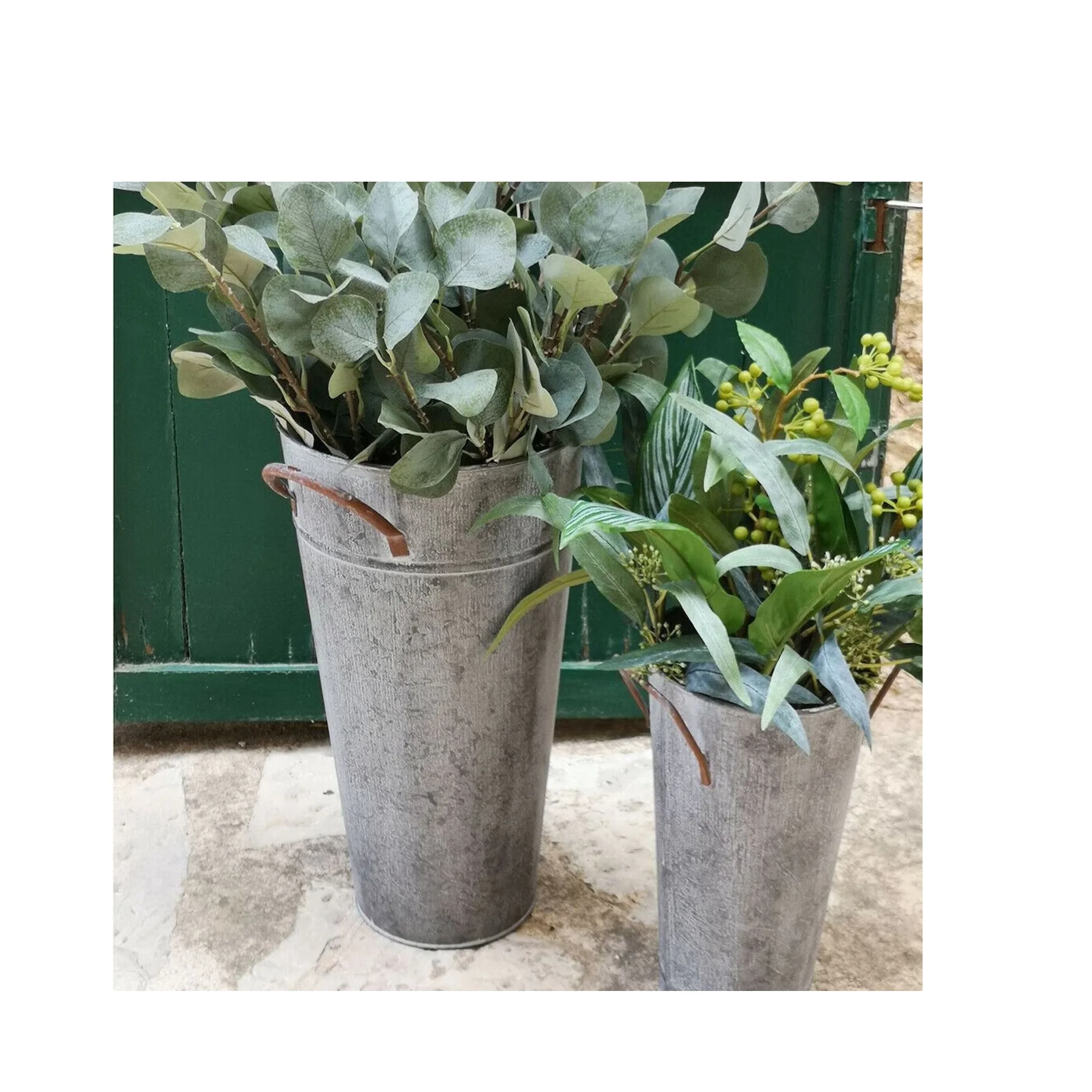 Elegant Looking Metal Flower Vase for Home Office and Hotel Door Decoration Available at Wholesale Prices