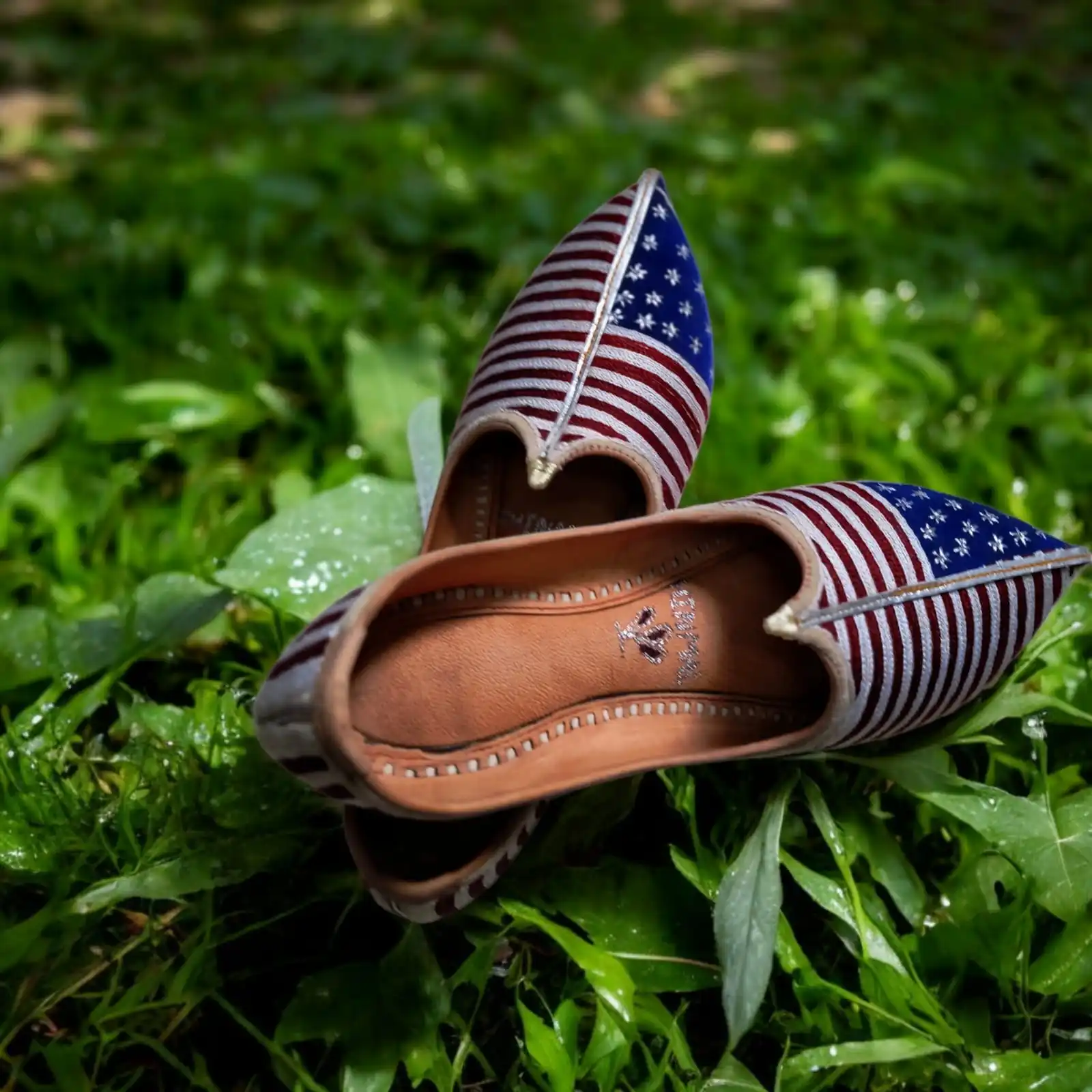 Best Selling Handcrafted Genuine Leather Mojari Traditional Festive Wear with Elegant Embroidered Flower Design for Export