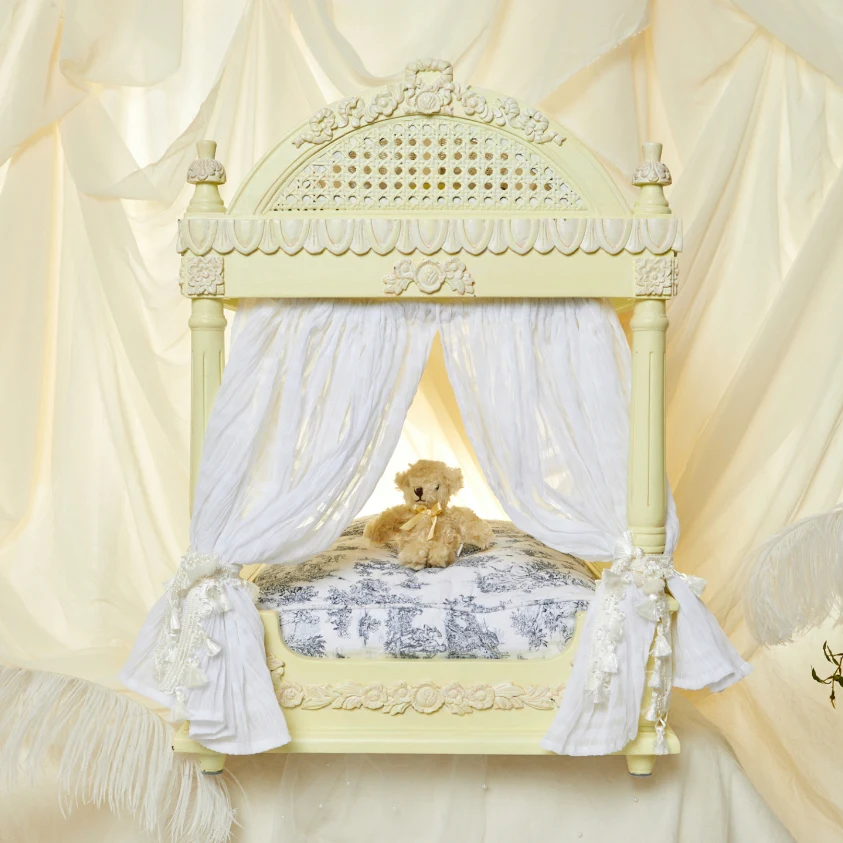 Спальня с лимонным заварным кремом и хлопковыми шторами