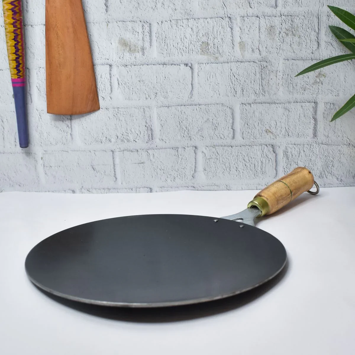 Indian Made Cast Iron Tawa Pan Pizza Crepe Pan Dosa Roti Tawa Budare Paw Bhaji for Home Use With Handle Wholesale Cheap Price