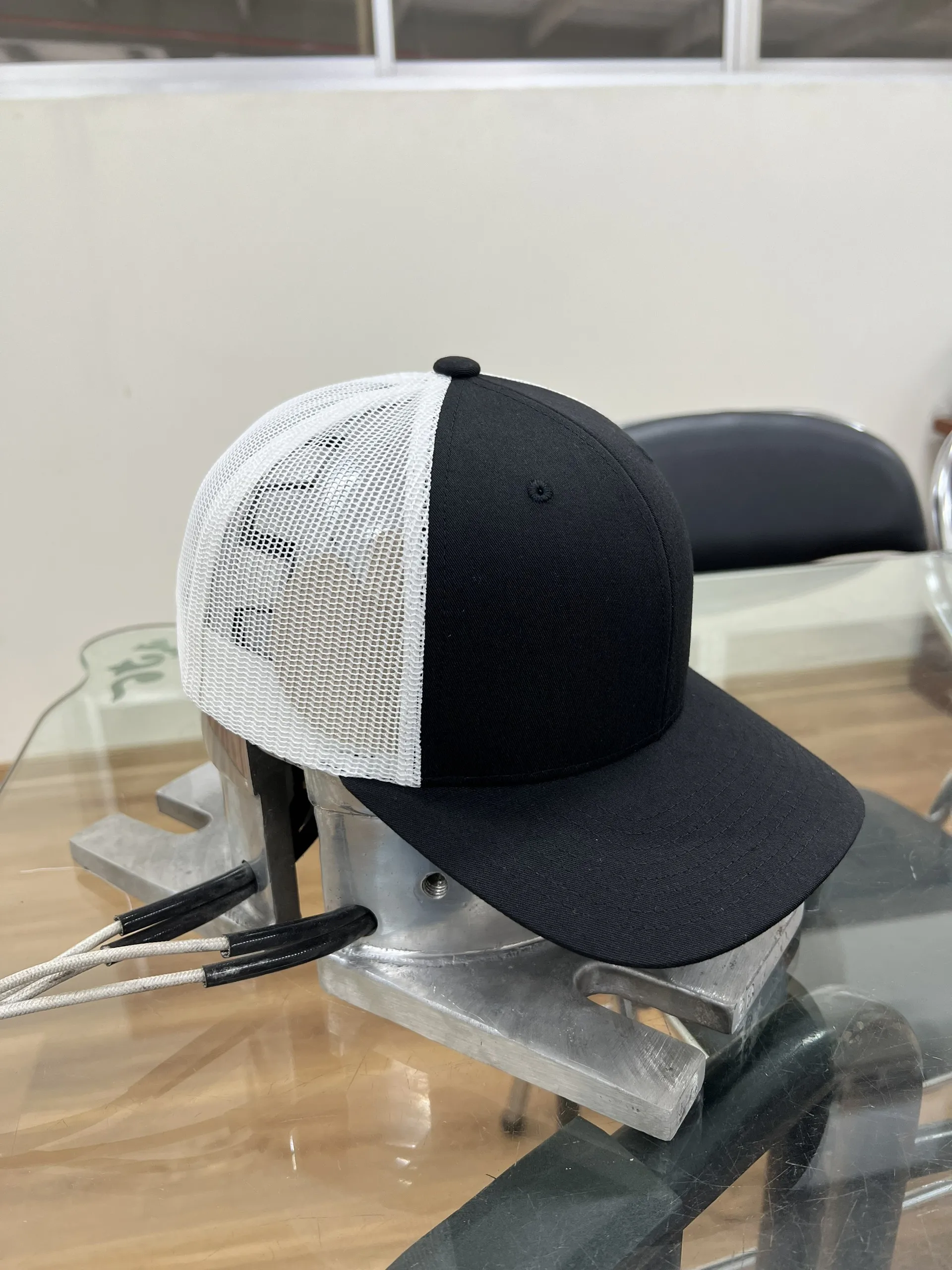 Wholesale Leather Patch Trucker Cap for Man Fashion Sun Visors Summer Spring Trucker Hats OEM Manufacture