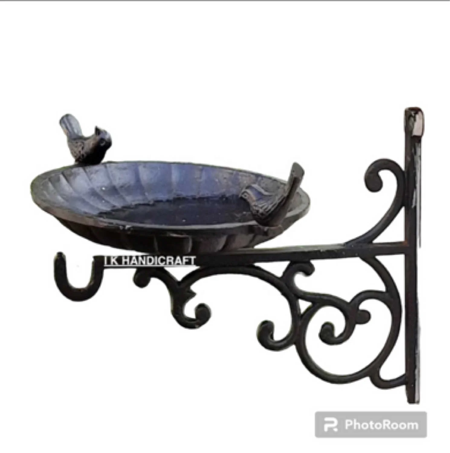 Exclusive Quality Round Shape Wall Mounted Solid Iron Bird Bath with heart shape rod hanger for Home and Garden Decoration