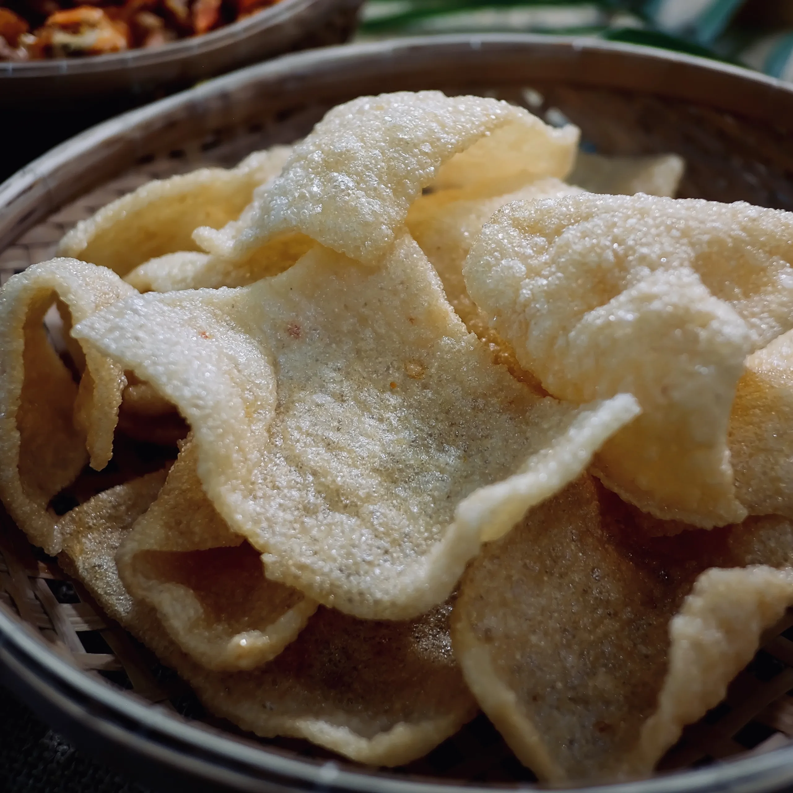 High Quality Wholesale 9 months Shelf Life Crispy Texture Taste Salty Box 500gr Prawn Cracker Shrimp Chips from Vietnam