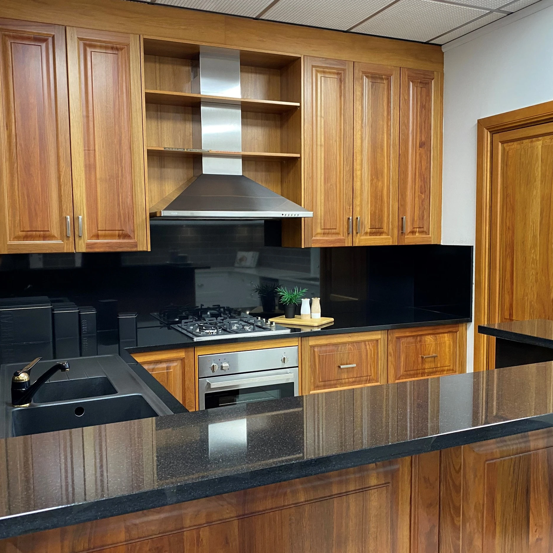 Современная дизайнерская черная гранитная столешница абсолютно полированная плита своевременная доставка от владельцев карьеров для