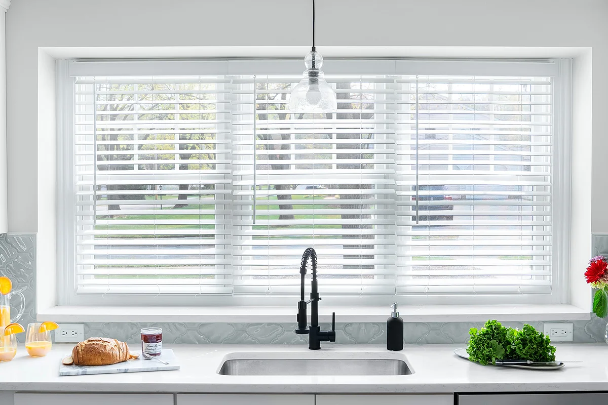 Electric/Manual Faux Wood Vinyl Mini Venetian Blinds PVC Venetian Windows Blinds Custom Vinyl Mini Blind for Window Cordless