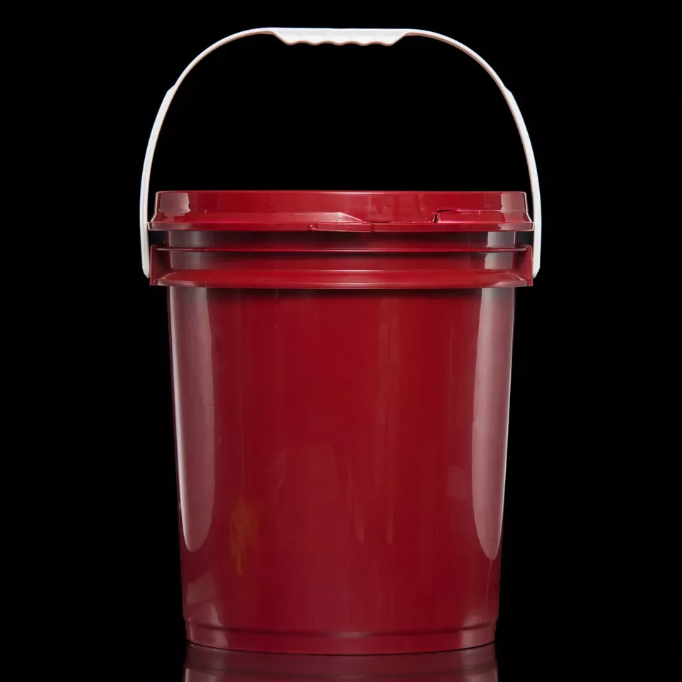 Пластиковые ведра с крышками и ручкой