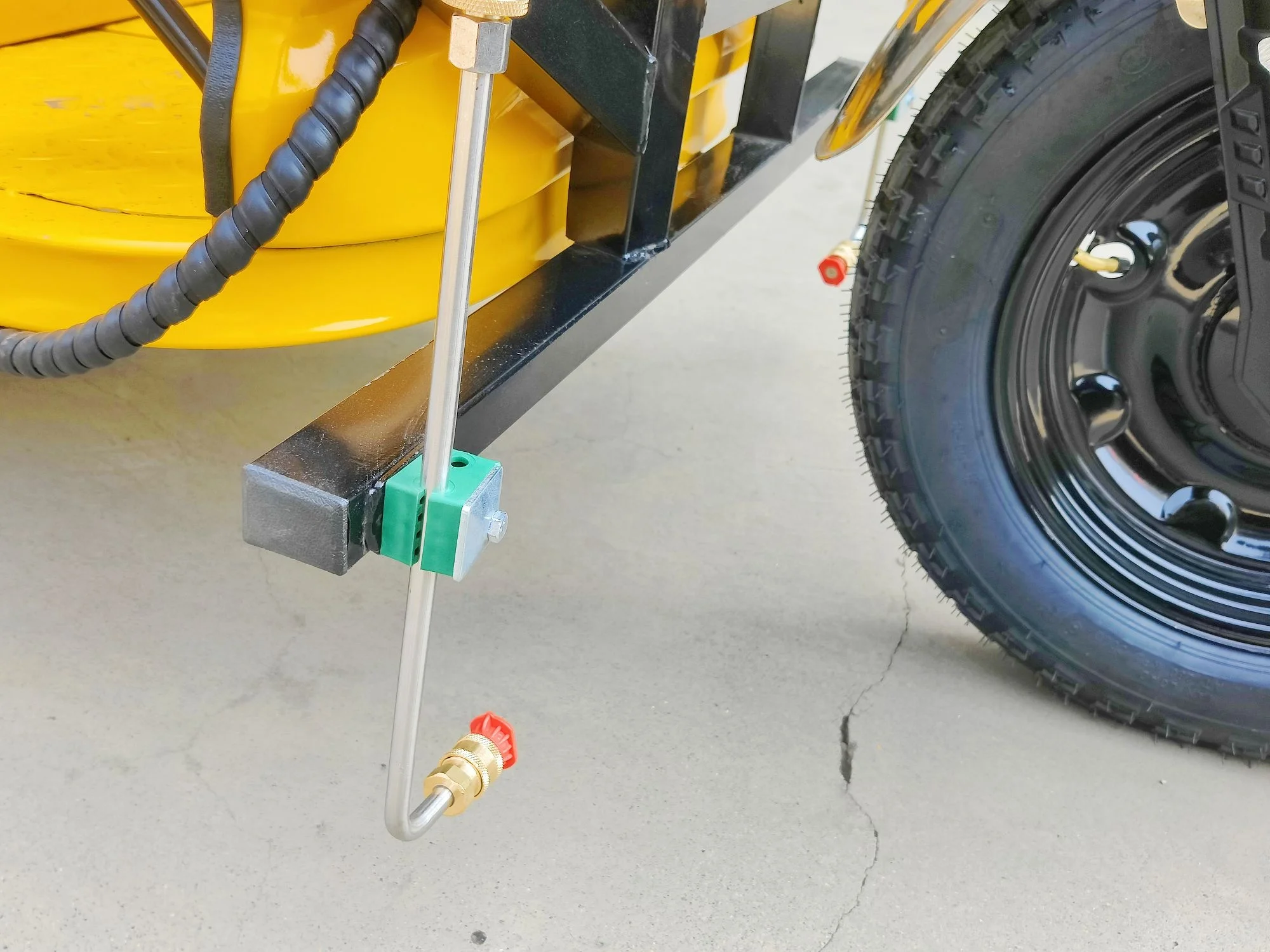 Electric tricycle water sprinkler truck tanker water car municipal works road cleaning garbage truck