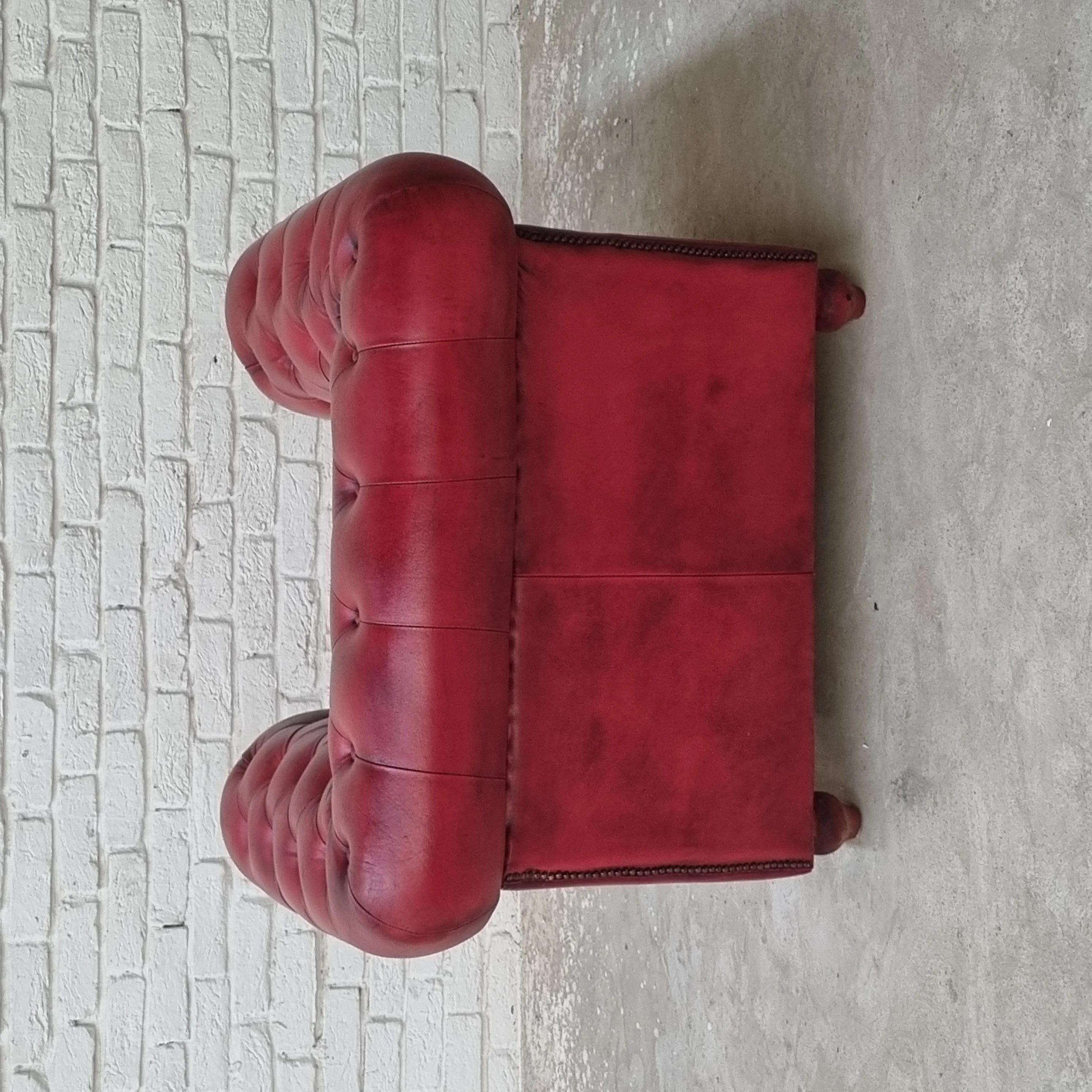 Новейший 2024 красный розовый цвет tifted Chesterfield 1-Местный Кожаный Диван горячая Распродажа для гостиной отелей и вилл