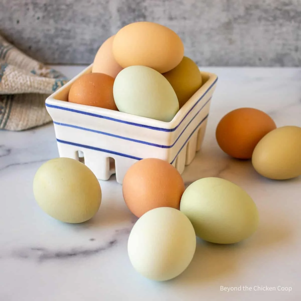 Свежие коричневые куриные яйца лучшего