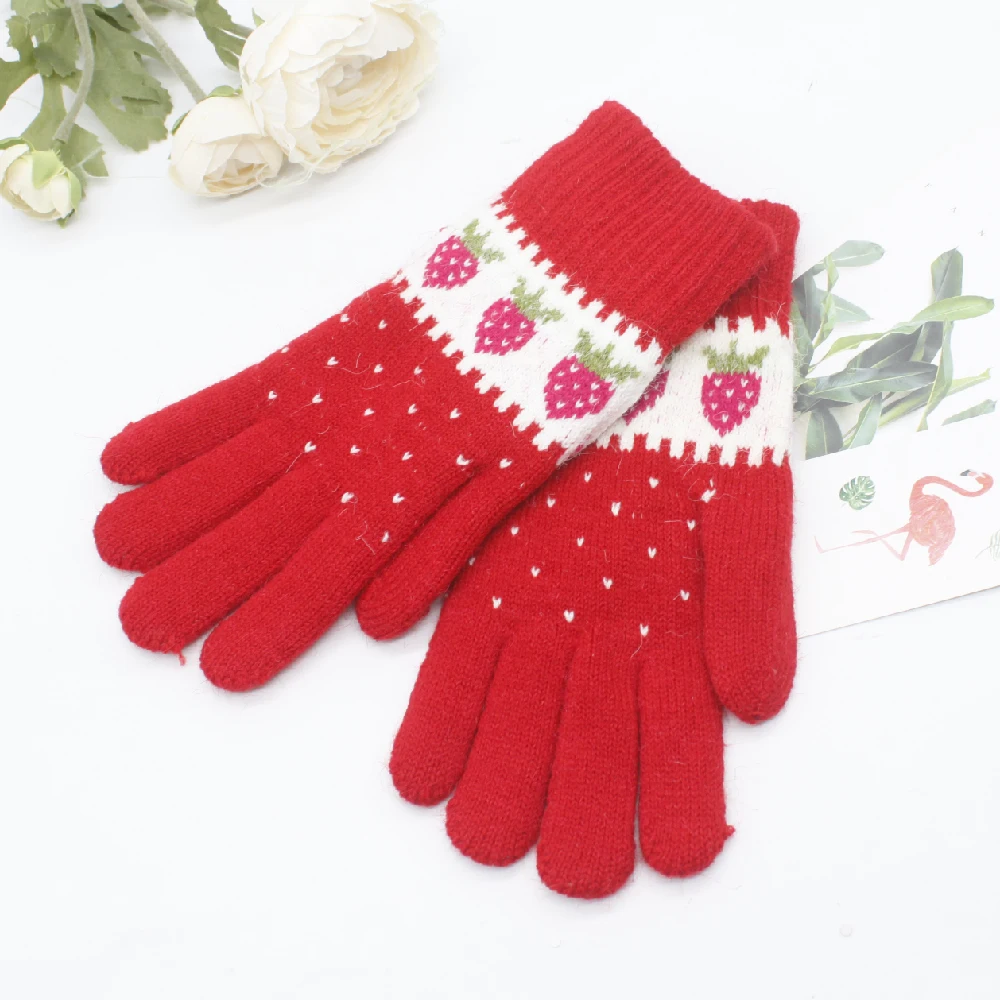 women knitted gloves