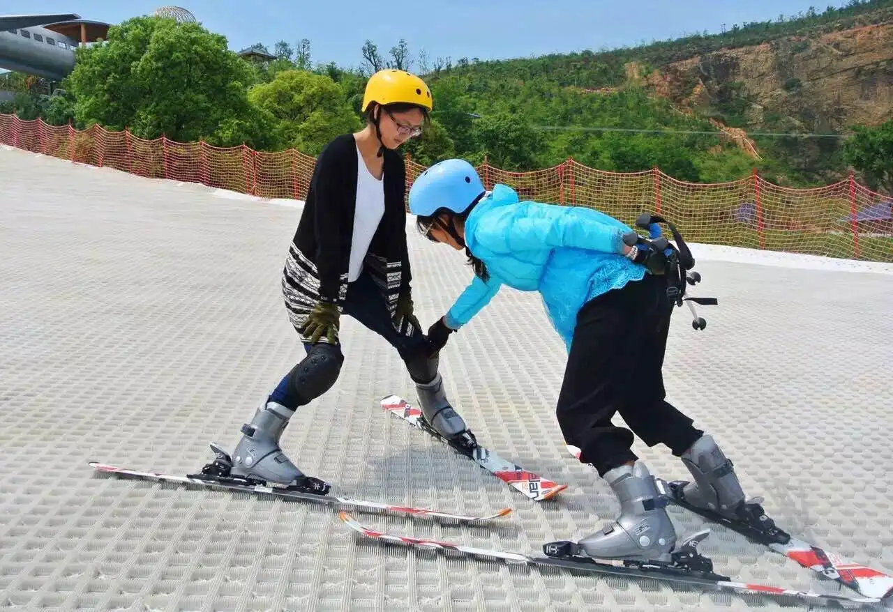 2020 hot selling White 80*20cm Plastic artificial non slip Dry ski slope mat for amusement