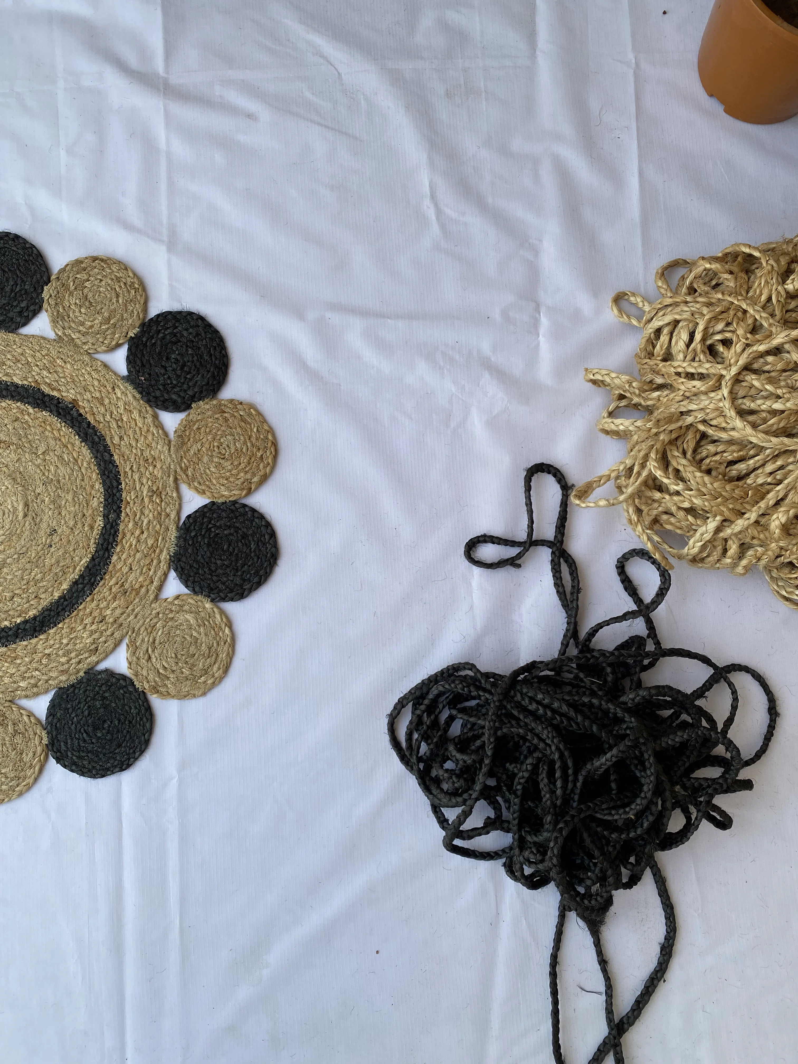 Beautifully Designed Flower Shape Embroidered Handcrafted Jute Braided Round Carpet Rugs for Home Living Room Hotel Hospital