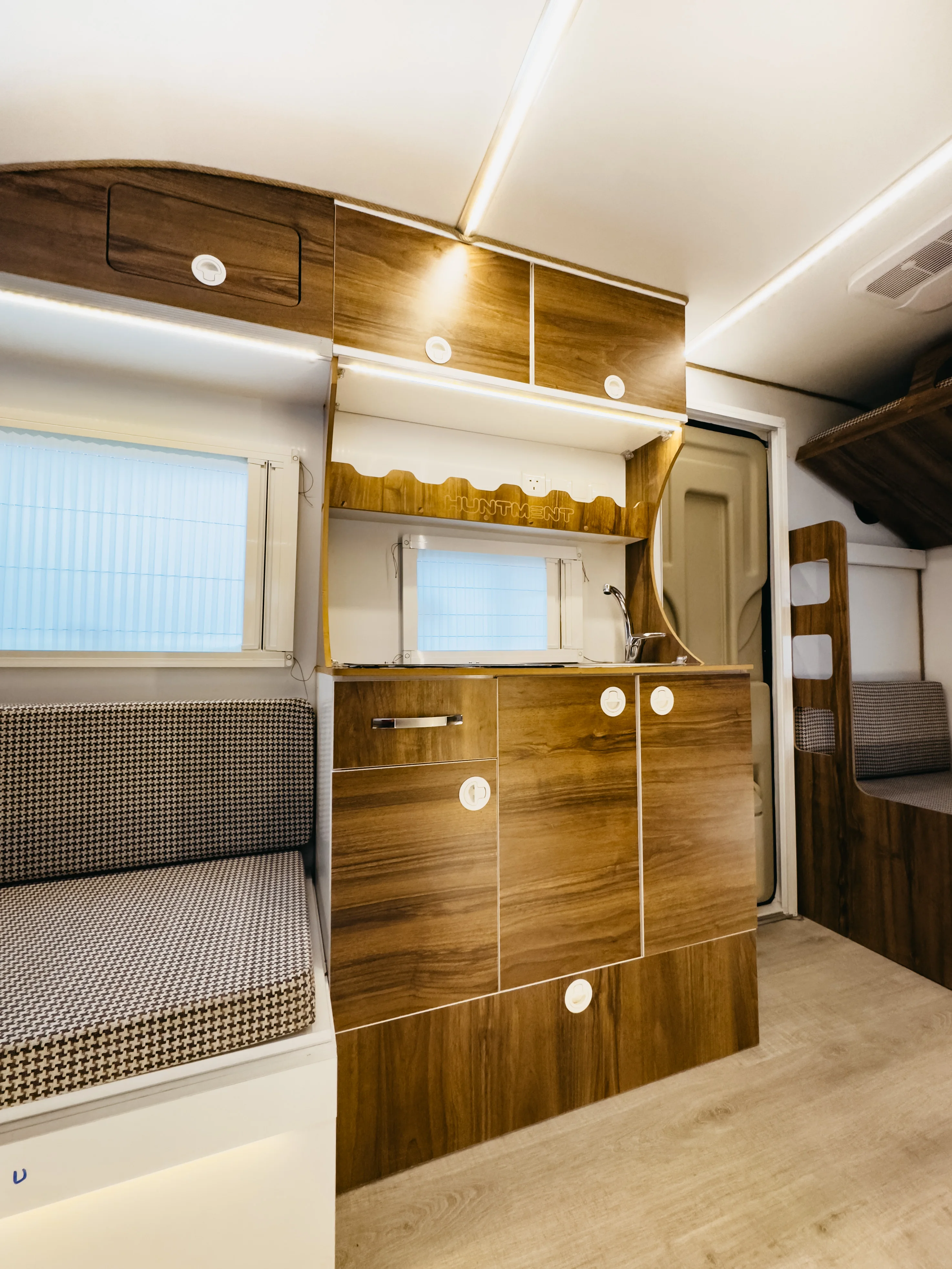 Indulge Luxury Premium 13ft Berth Huntment Caravan Premium Aluminium XPS Latest Style Truck RV Motorhome Camper Caravan Travel