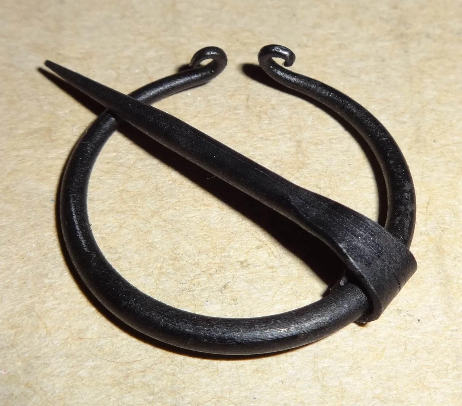 Wholesale Handmade Iron Forged Viking Norse Fibula Penannular Buckle Clasp Cloak/Cloth Pin Simple Vintage Medieval Brooch
