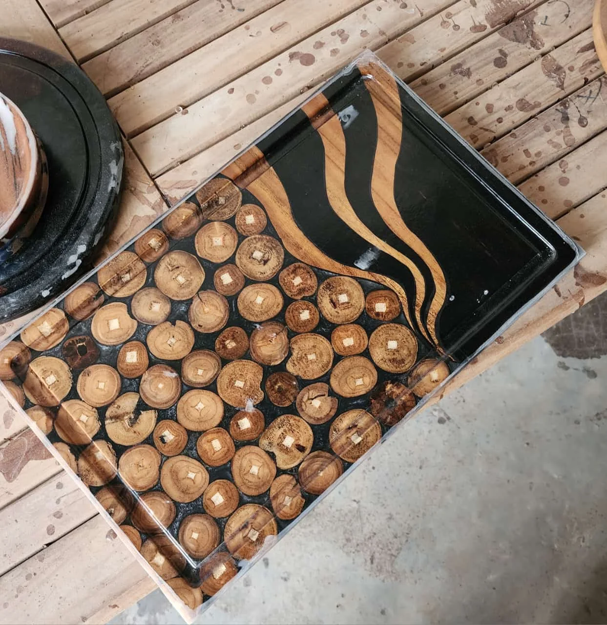 Hot Sale New Arrival 100% Wholesale Kumba Natural Teak Wooden Black Epoxy Resin Custom Small Medium Large Slice Cheese Board