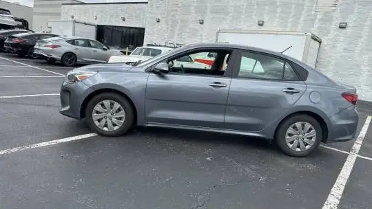 Подержанный 2020 Kia Rio S седан IVT