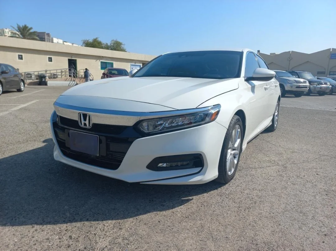 Подержанный Honda Accord 2021 года 1.5 л темный салон с кожаными сиденьями передний привод левый руль бензин R16