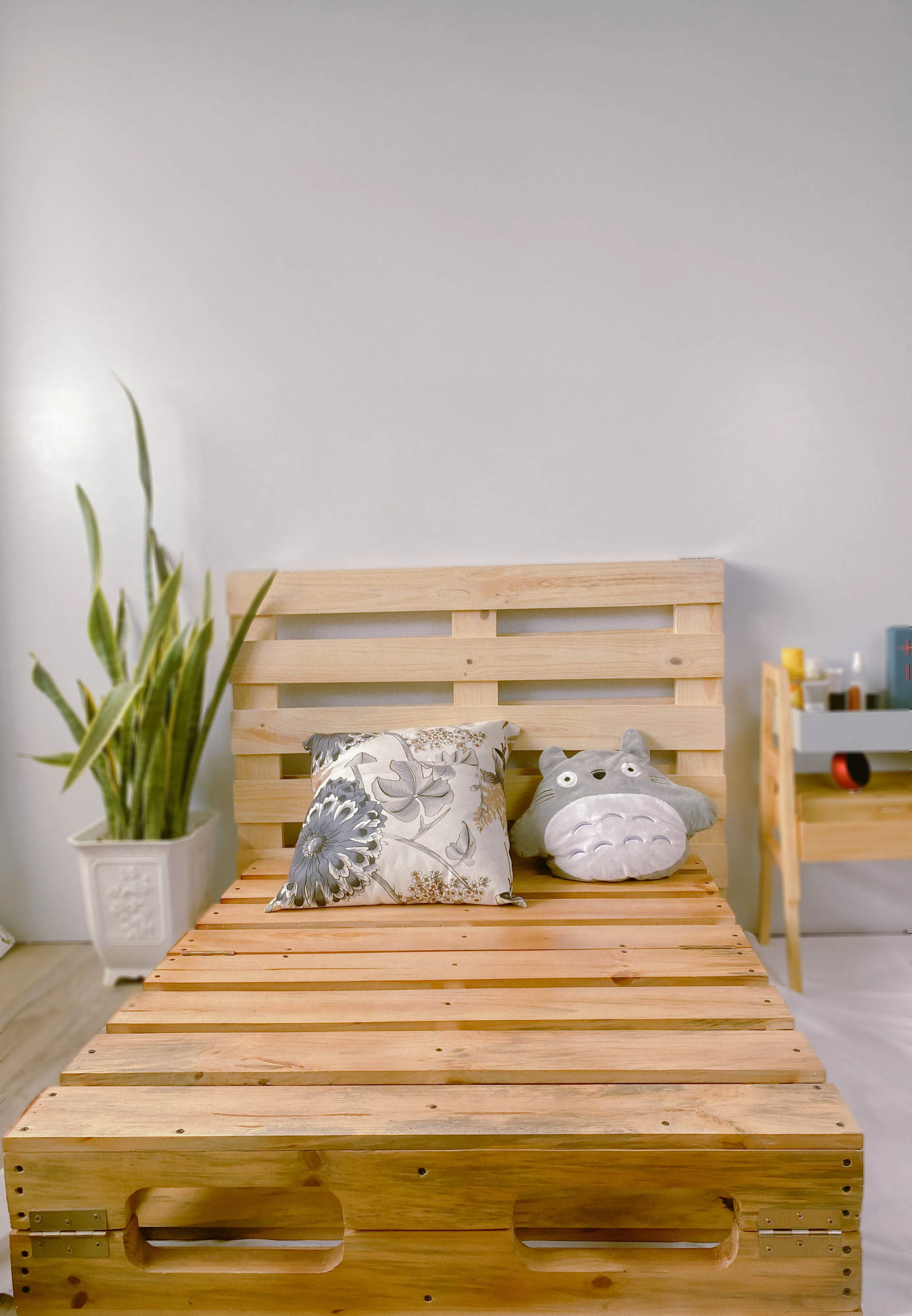 Wholesale Contemporary Design Solid Acacia/Rubber Wood Bedding Frame Platform Bed for Home & Hotel for Apartment Furniture