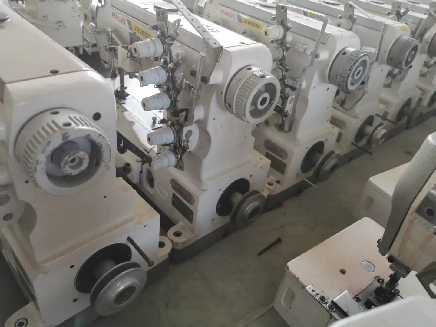 Used Pegasus W500 Flat bed Coverstitch 3-Needle Elastic Attaching Industrial Sewing Machine With Good Quality