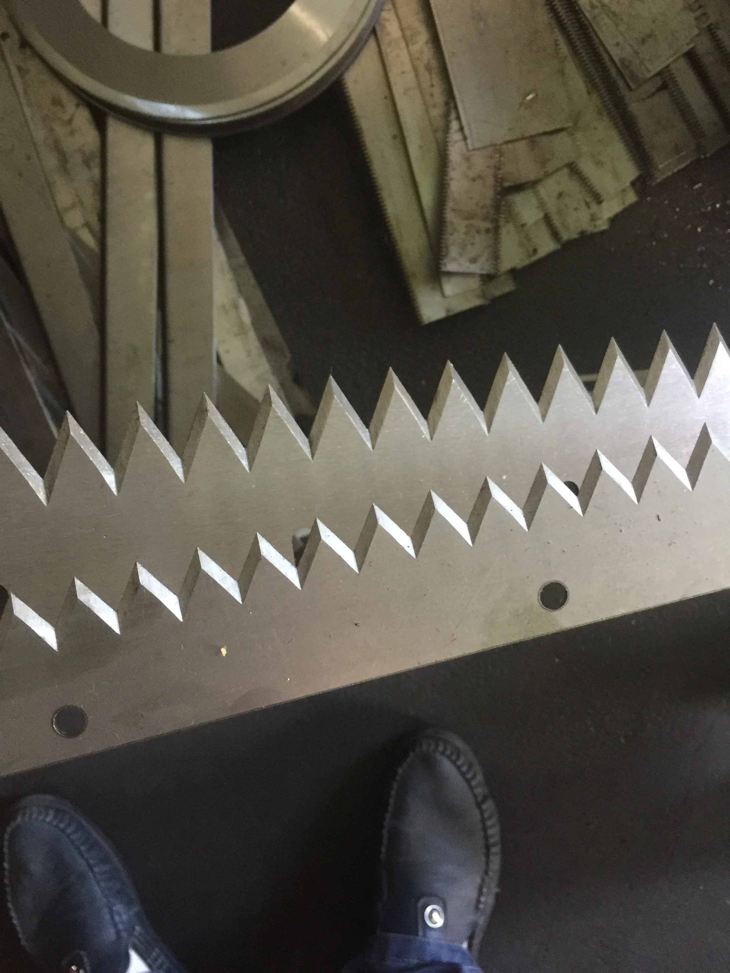 Serrated blade, thin-film plastic tooth-shaped cutting blade, high-speed steel material serrated long knife