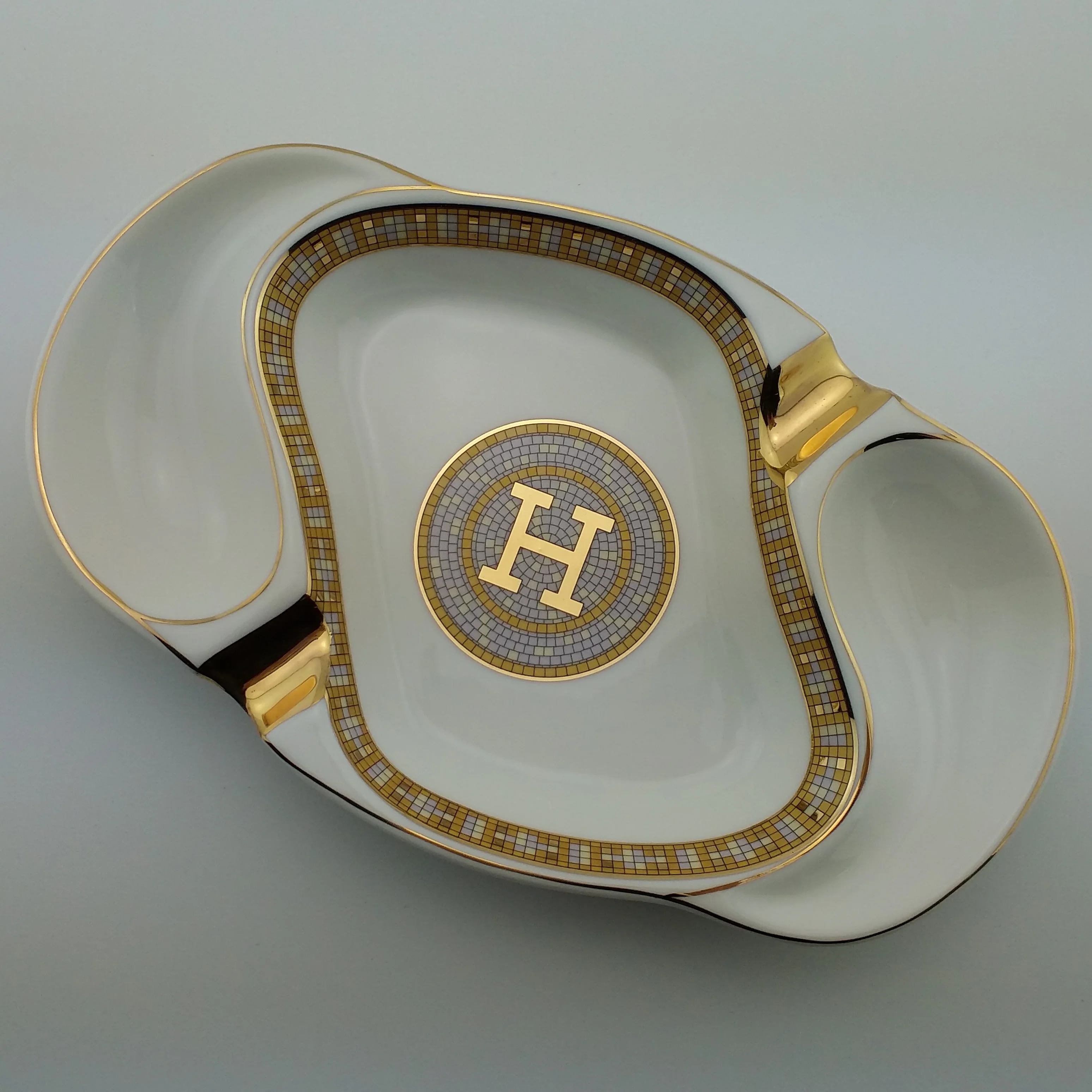 
Best selling oval ceramic ashtray with golden edge with two golden rest with customized logo for sale 