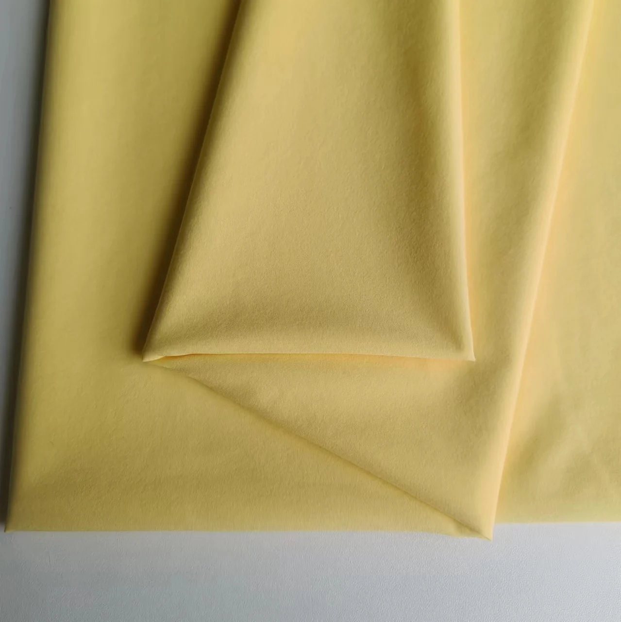 Нейлоновая 4-сторонняя тканая эластичная легкая ткань 95 г для уличных курток в наличии