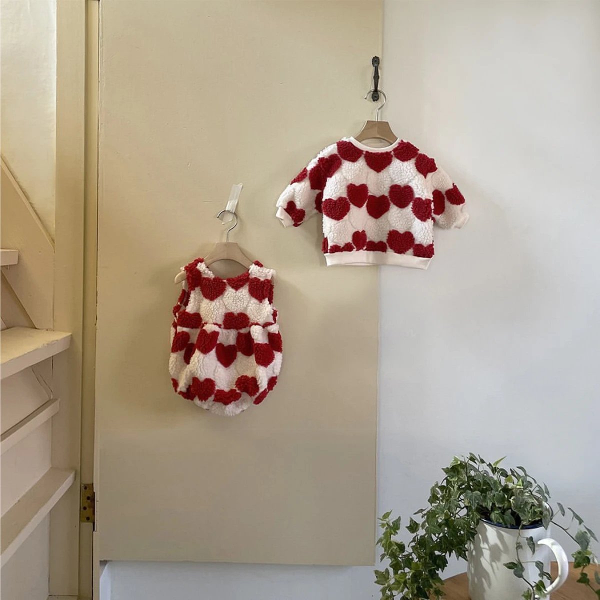 Winter models thickened flowers love three-dimensional velvet round neck shirt boys tops girls long-sleeved T-shirt