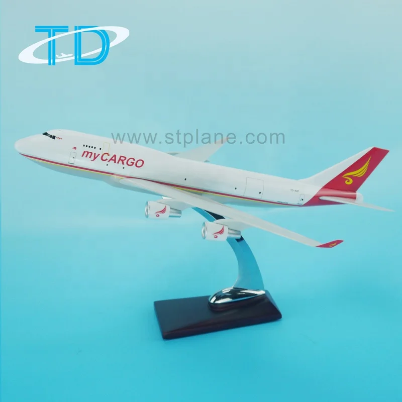 Модель грузового самолета 747 1:150 47 см