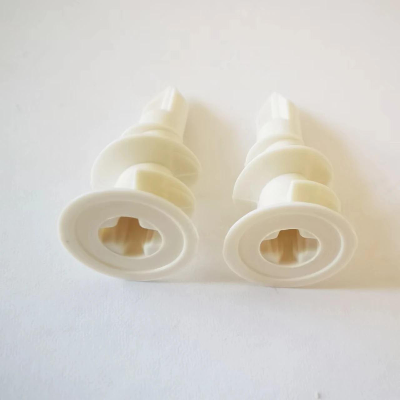 Конкурентоспособная цена 14X32 пластиковый простой якорь самосверляющийся нейлоновый гипсокартон