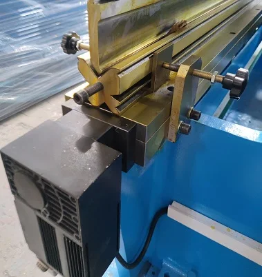 Yosoon Laser CNC 4M 600 Tons Sheet Metal Bending Machine Customized 3 Axis+1