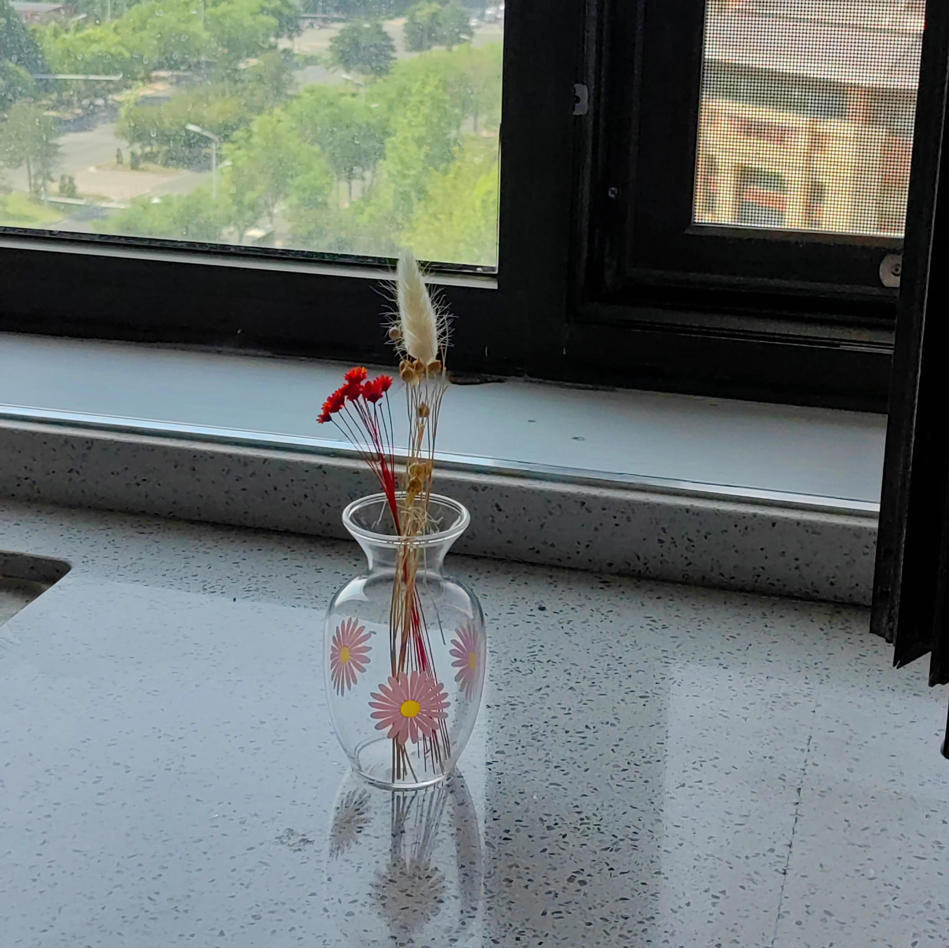 Elegant  Unique Home Decor Art-Painted Pink Daisy Small Glass Vase