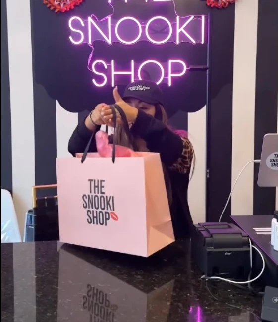 Eco-Friendly Materials Luxury Brand Custom Logo Boutique Pink Packaging Gift Paper Shopping Bag for Clothes