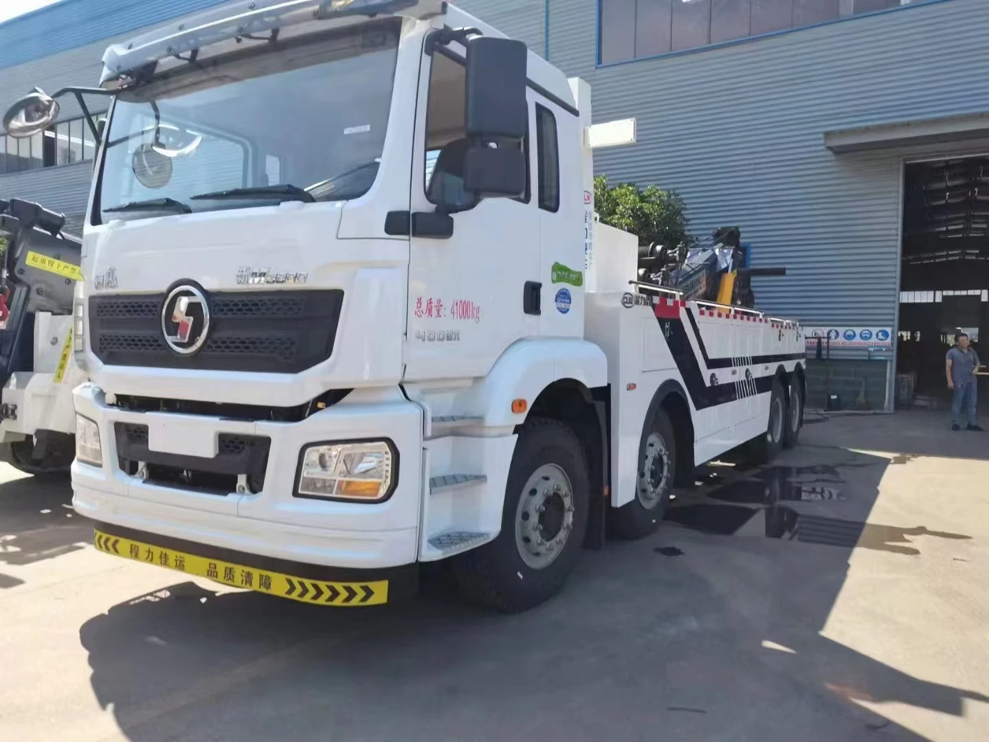 China cheap 8X4 chassis heavy duty road wrecker towing truck for sale