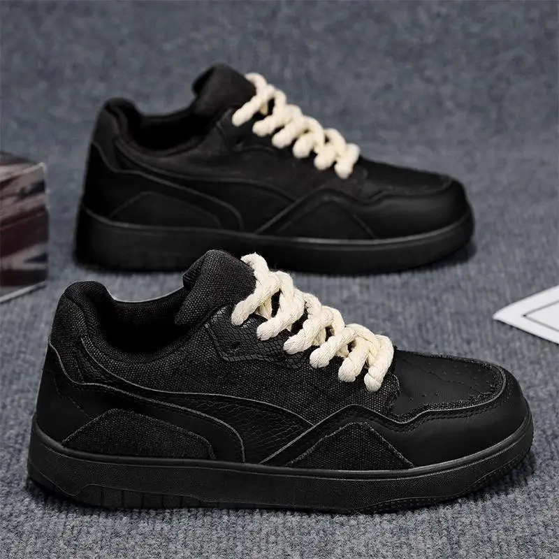 Black Skateboarding Shoes for Men and Women Fashionable Bread Casual Sports Shoes with Thick Soles Board Shoes