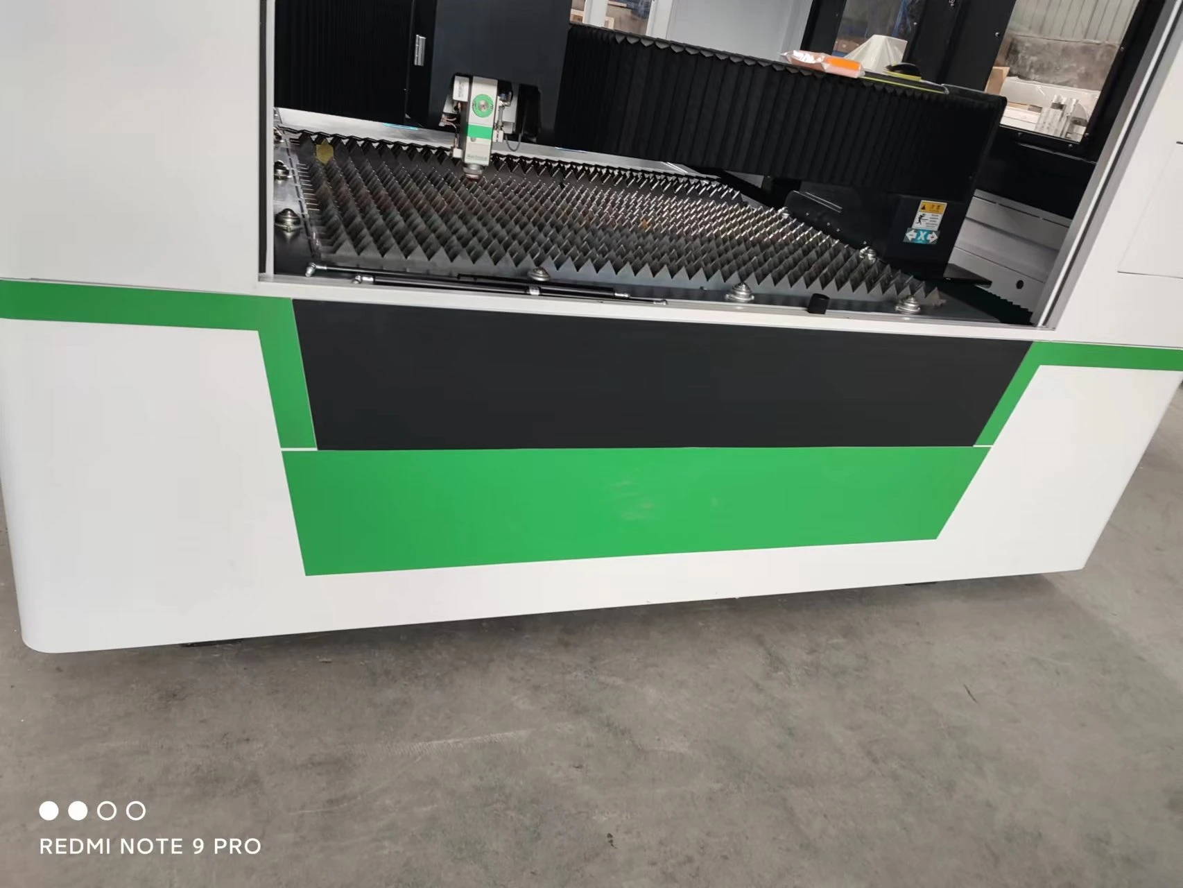 Yiq Tech 1000-3000W High-Fiber Laser Cutter Machine Automatic Metal Cutting with Raycus Laser Source Controller Reducer System