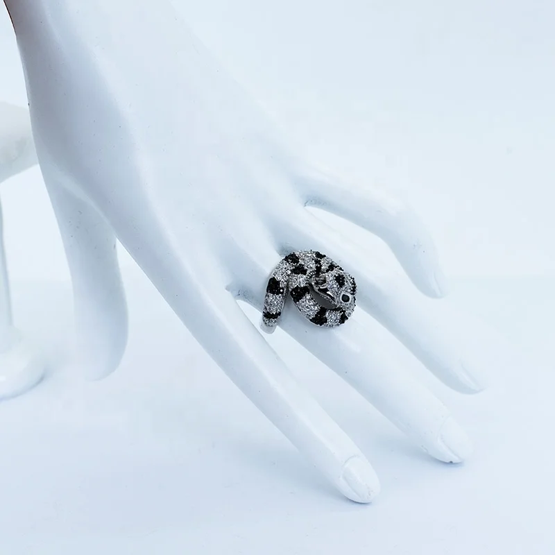 Factory wholesale striped snake black and white cluster ring prom hand jewelry  trendy personalized ring