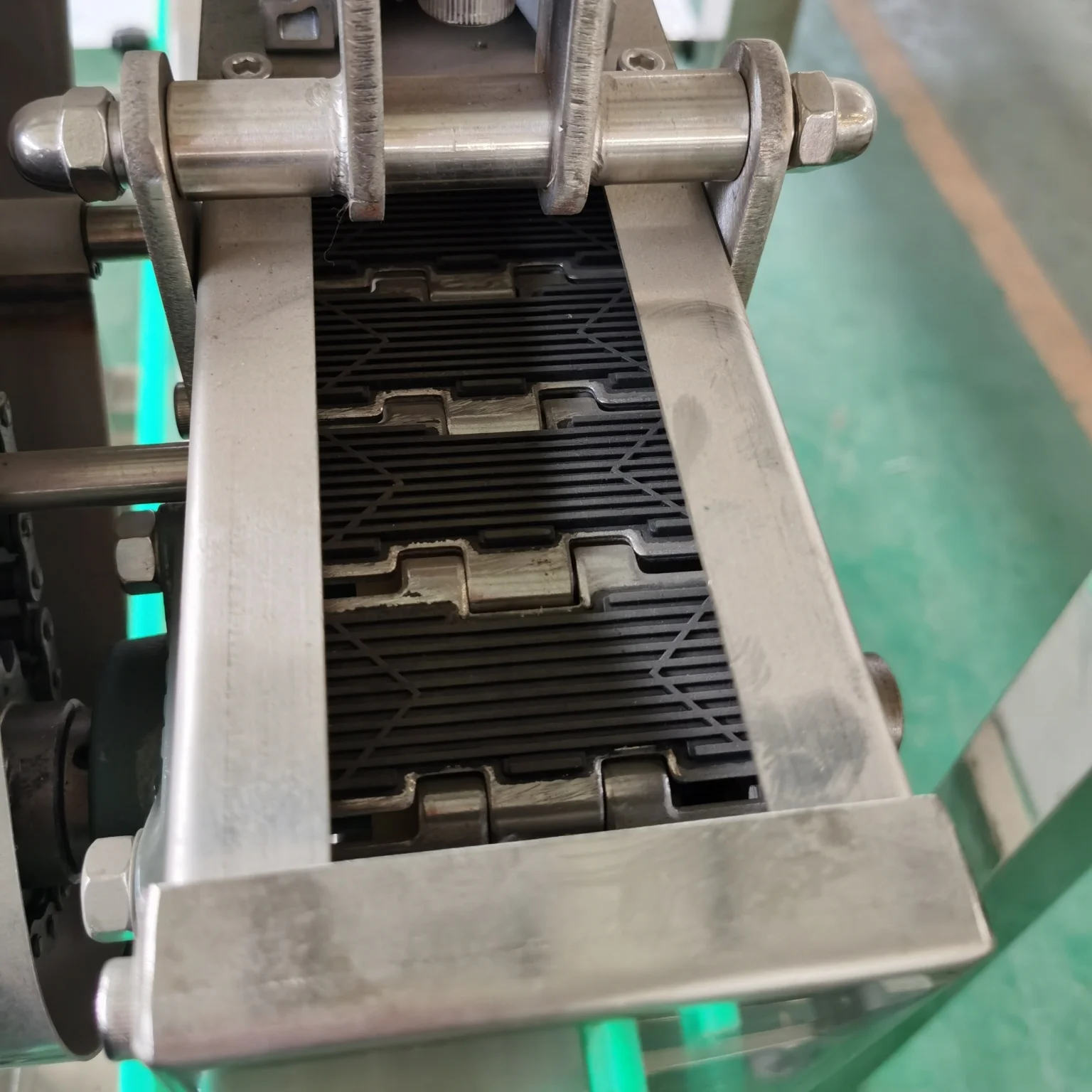 Automatic Compression Cap Capping And Pressing Machine Plastic Drum Bucket Capping Machine