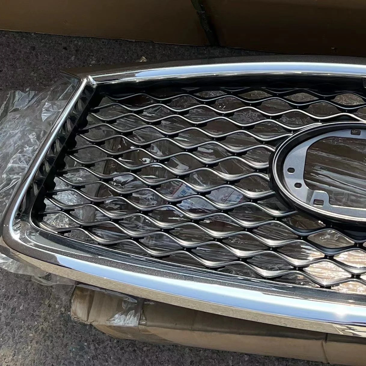 Used original Front grille For Infiniti QX50 2018-2020